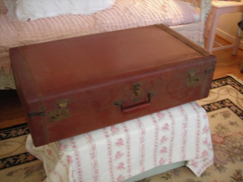 vintage luggage piece for $1.50. are we seeing pink yet?!