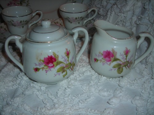 okay, these lovelies are from the other yard sale in belton ... sugar bowl and creamer with rooooossseeessss!!!!