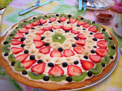 gorgeous and delicious fruit pizza, made by my own two feet. i mean, hands.